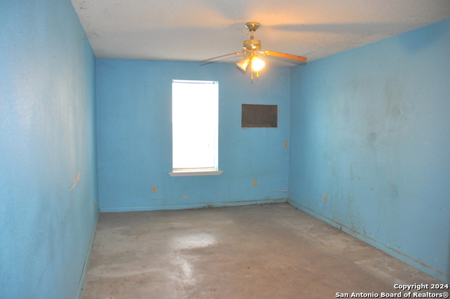 Listing photo id 3 for 407 Hayden Ave