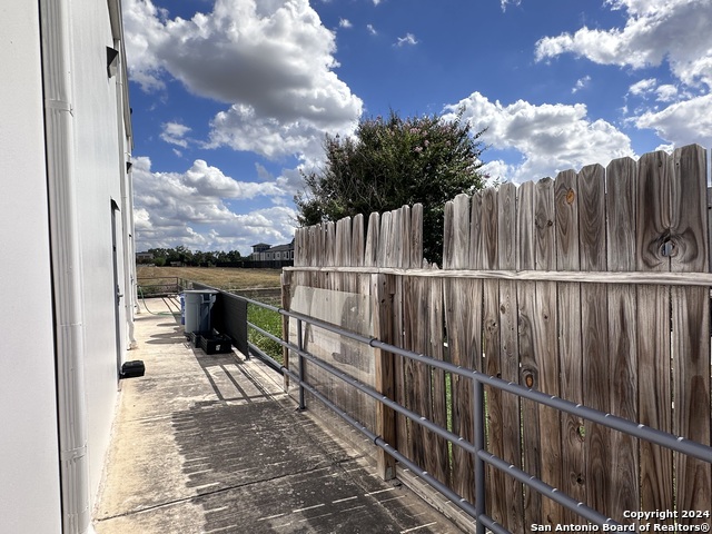 Listing photo id 24 for 8142 Shin Oak 106
