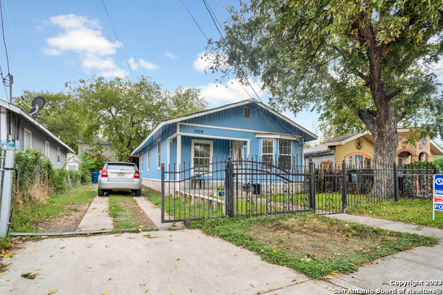 Image 2 of 21 For 1509 Sabinas St N