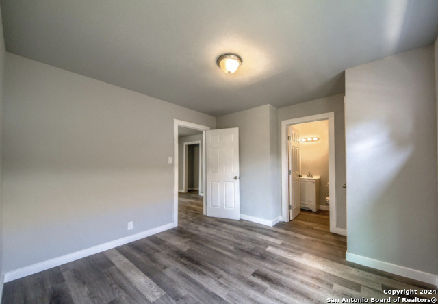 Listing photo id 2 for 926 King Ave  5