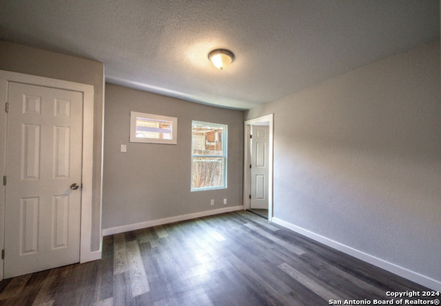 Listing photo id 3 for 926 King Ave  5