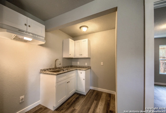 Listing photo id 4 for 926 King Ave  5