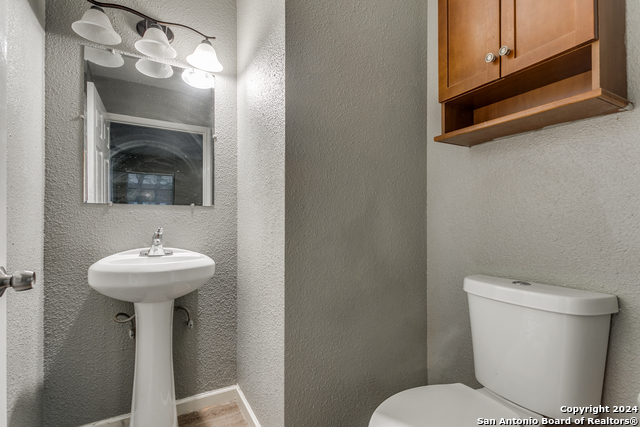 Image 17 of 25 For 4714 Stoneleigh Dr