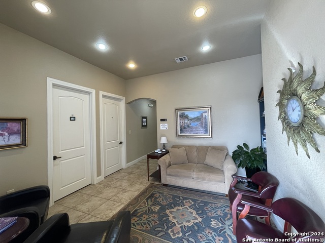 Listing photo id 2 for 4230 Gardendale St  502