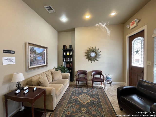 Listing photo id 3 for 4230 Gardendale St  502