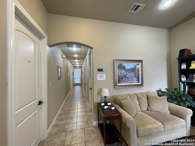 Listing photo id 4 for 4230 Gardendale St  502