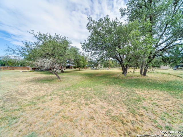 Listing photo id 21 for 239 Oak Wood Rd E