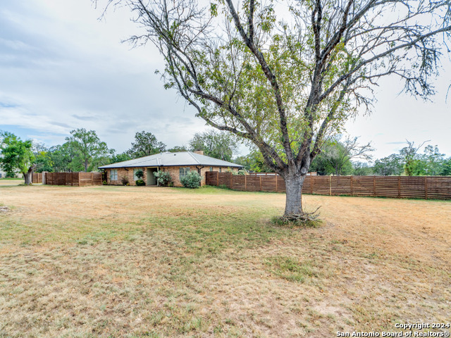 Listing photo id 28 for 239 Oak Wood Rd E