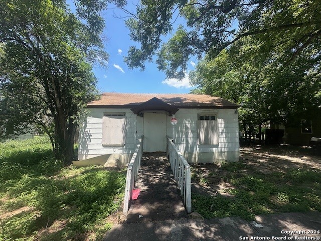 Listing photo id 0 for 153 Kendalia Ave