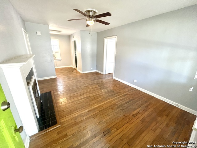 Listing photo id 2 for 425 Maverick Street  7