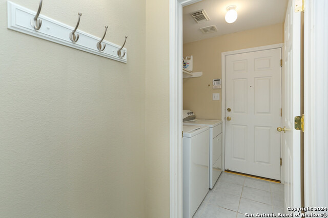 Listing photo id 16 for 18610 Surreywood