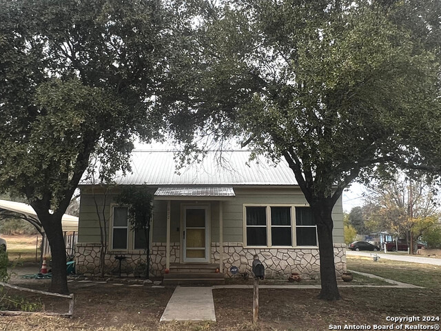 Details for 602 Howell Ave, Devine, TX 78016