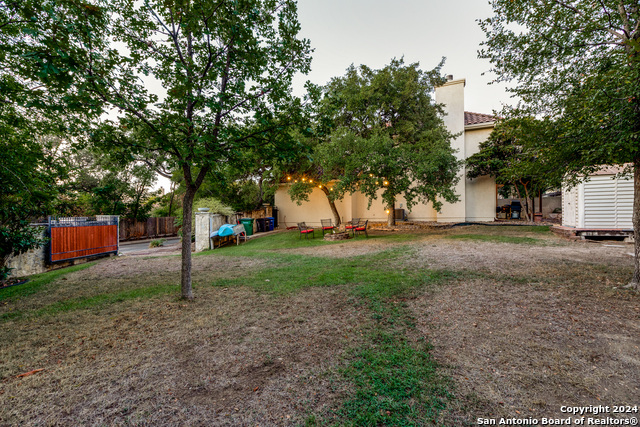 Listing photo id 25 for 3534 Monterrey Oak