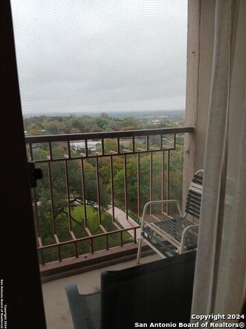 Listing photo id 6 for 1 Towers Park Lane  703