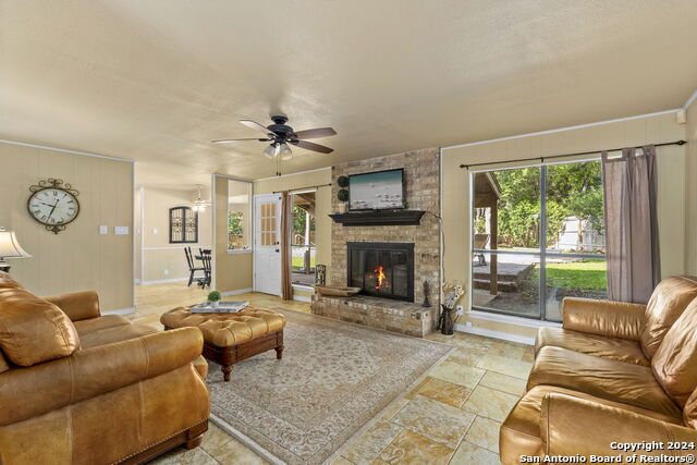 Listing photo id 15 for 20019 Encino Ridge St