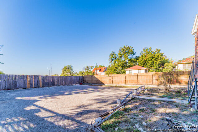 Listing photo id 14 for 706 French Pl W 3