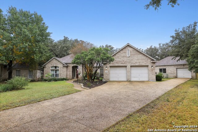 Listing photo id 1 for 13531 Chamber Oaks