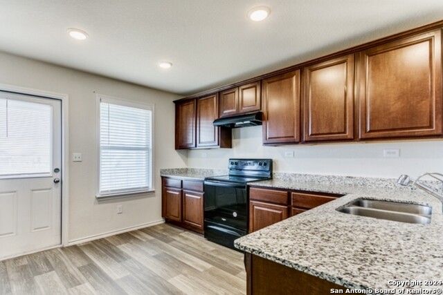 Listing photo id 2 for 5923 Rolling Glen