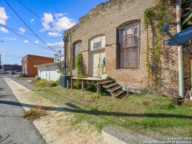 Listing photo id 16 for 1006 C St  