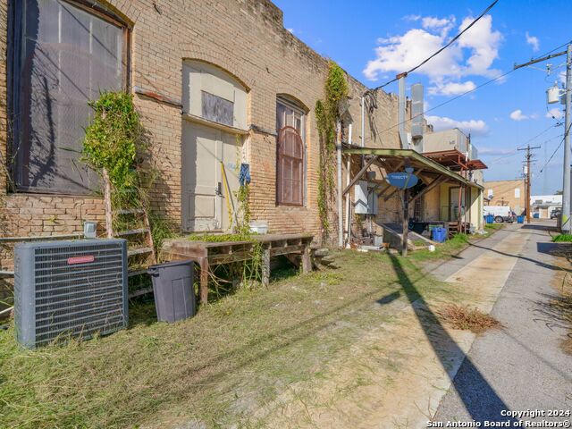 Listing photo id 17 for 1006 C St  