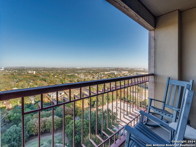 Listing photo id 8 for 1 Towers Park Ln  1503