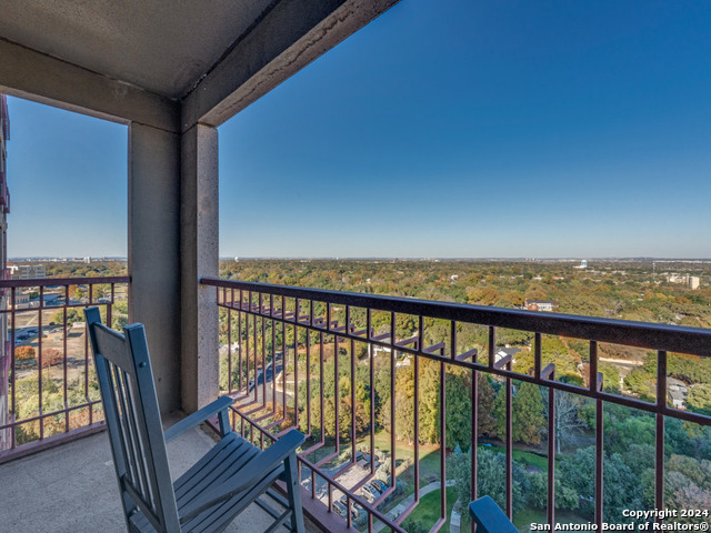 Listing photo id 9 for 1 Towers Park Ln  1503