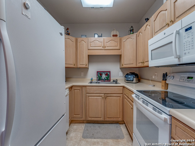 Listing photo id 2 for 1 Towers Park Ln  1503