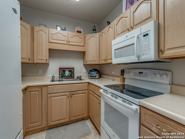 Listing photo id 3 for 1 Towers Park Ln  1503