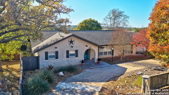 Details for 1015 Main St W, Kerrville, TX 78028