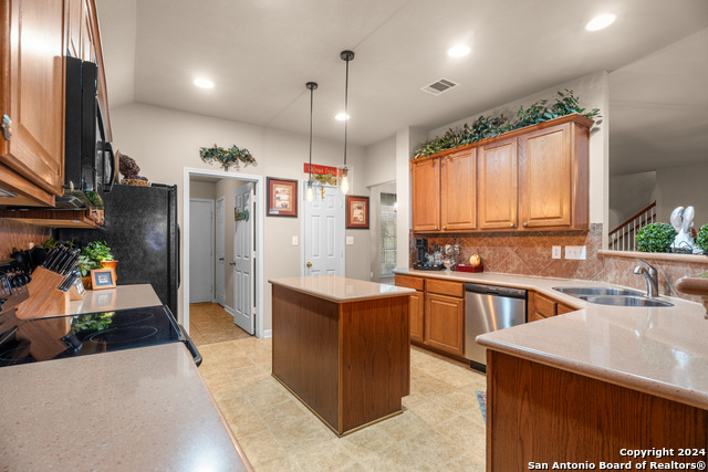 Listing photo id 13 for 3314 Dovetree Ln