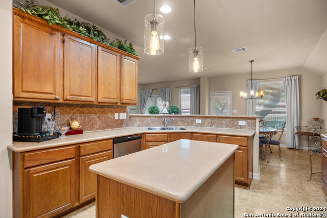 Listing photo id 15 for 3314 Dovetree Ln