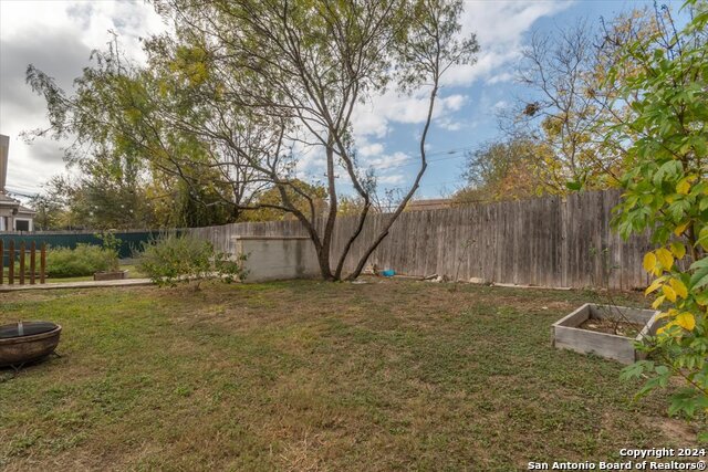 Listing photo id 27 for 2215 Muuga Manor