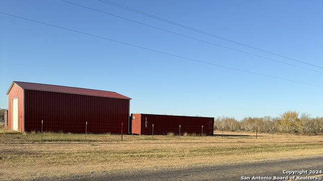 Listing photo id 7 for 14951 Interstate 35