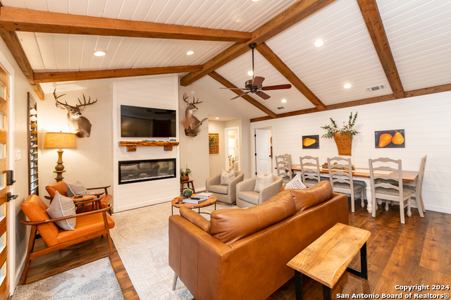 Listing photo id 2 for 15600 Ranch Road 12