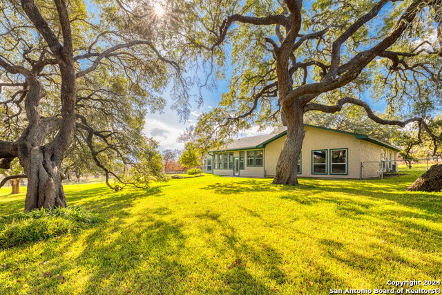 Image 26 of 42 For 633 Live Oak