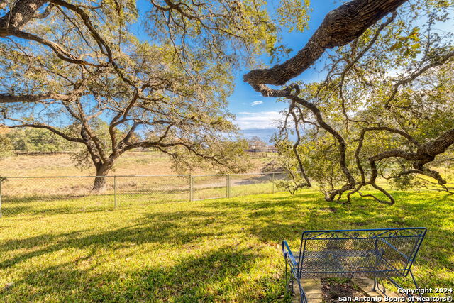 Image 27 of 42 For 633 Live Oak