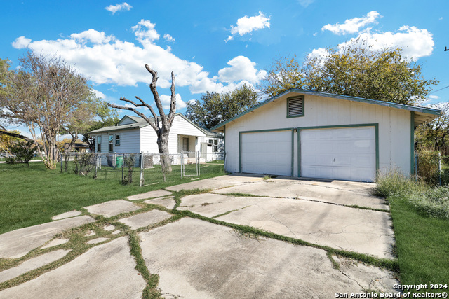 Image 18 of 20 For 2558 Huisache Ave W