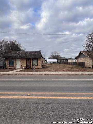 Details for 513 Center St N, Sabinal, TX 78881