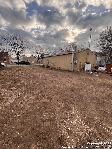 Listing photo id 1 for 513 Center St N