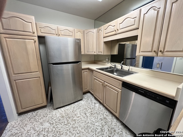 Listing photo id 2 for 1 Towers Park Ln  301