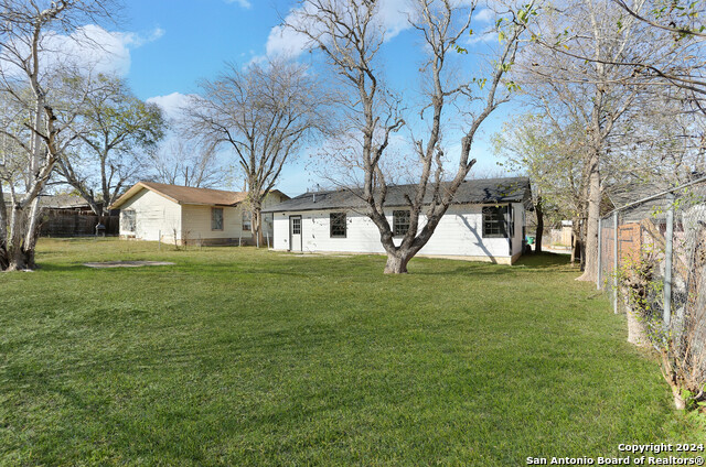 Listing photo id 12 for 3226 Shawn Marie St