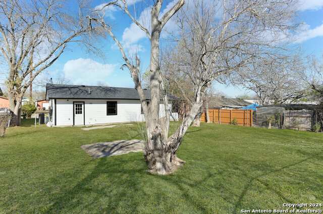 Listing photo id 13 for 3226 Shawn Marie St