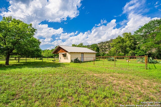 Listing photo id 41 for 2041 Fm 1340