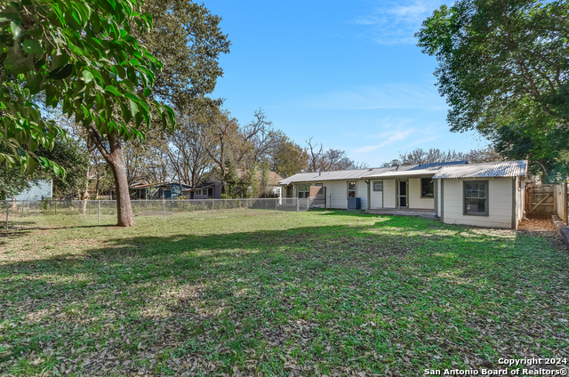 Listing photo id 11 for 1018 Mead Street