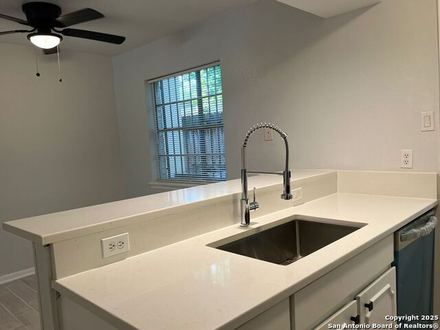 Image 7 of 14 For 6427 Wurzbach Rd  47