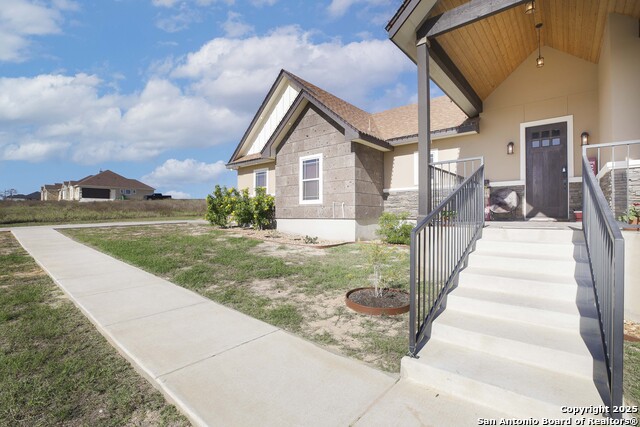 Listing photo id 2 for 125 Summer Meadow Dr