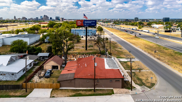Listing photo id 18 for 1950 Panam Expressway N