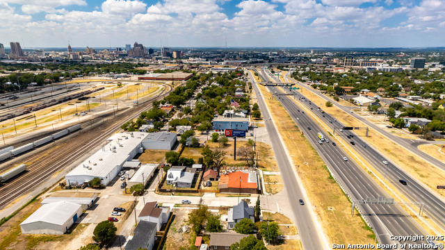 Listing photo id 26 for 1950 Panam Expressway N