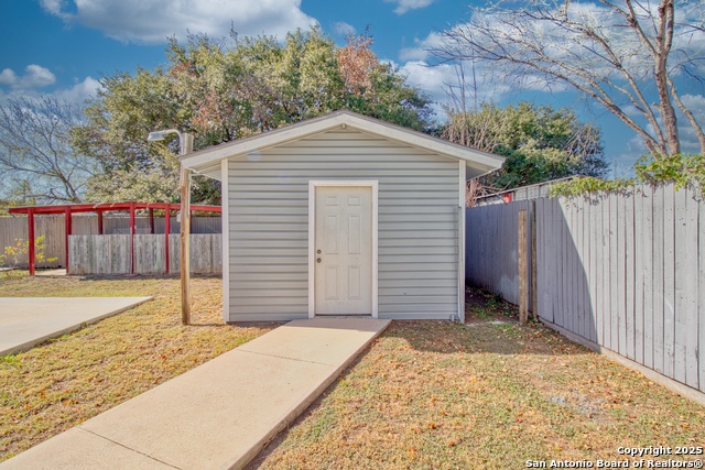 Listing photo id 13 for 2431 Holly Hill