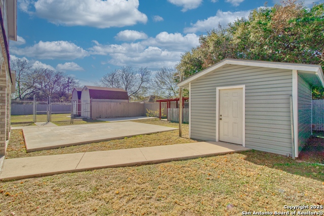 Listing photo id 14 for 2431 Holly Hill